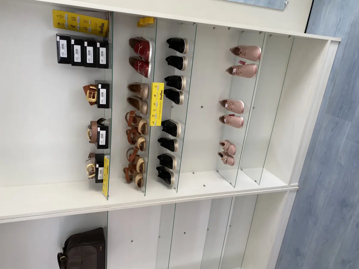 LOTE 519 - Lote de prateleiras para loja, mesa e enfeite 