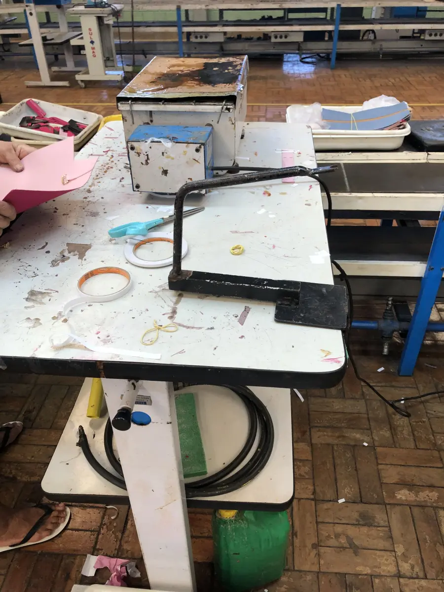 LOTE 241 - 4 mesas para máquinas