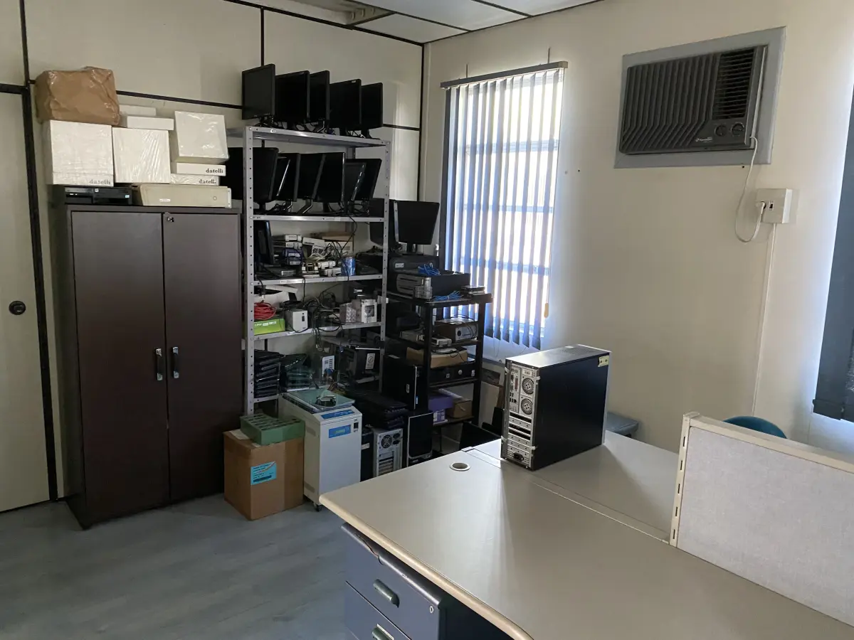 LOTE 513 - Prateleira, armario e equipamentos de informatica 