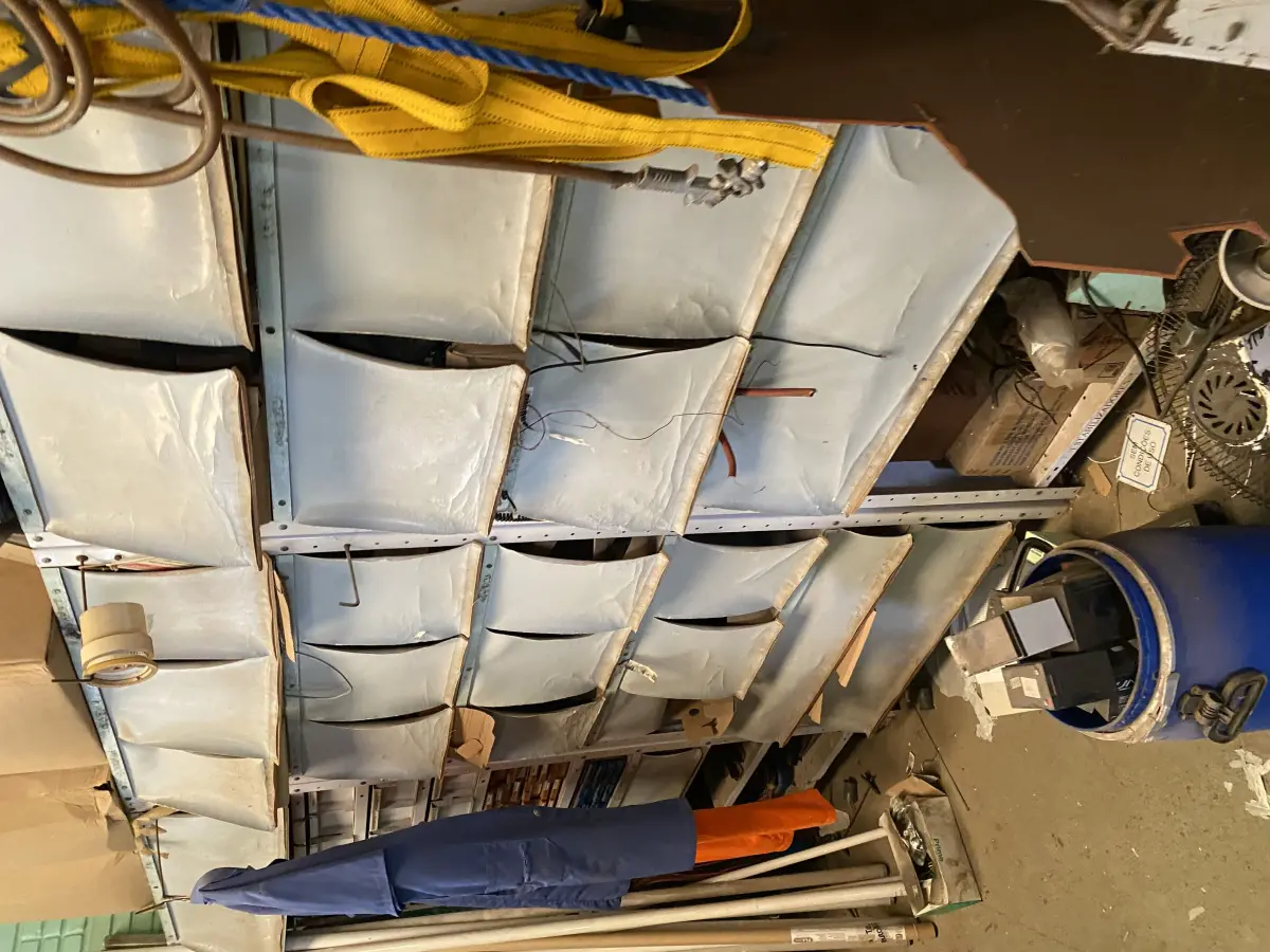 LOTE 454 - Prateleiras de metal com peças 