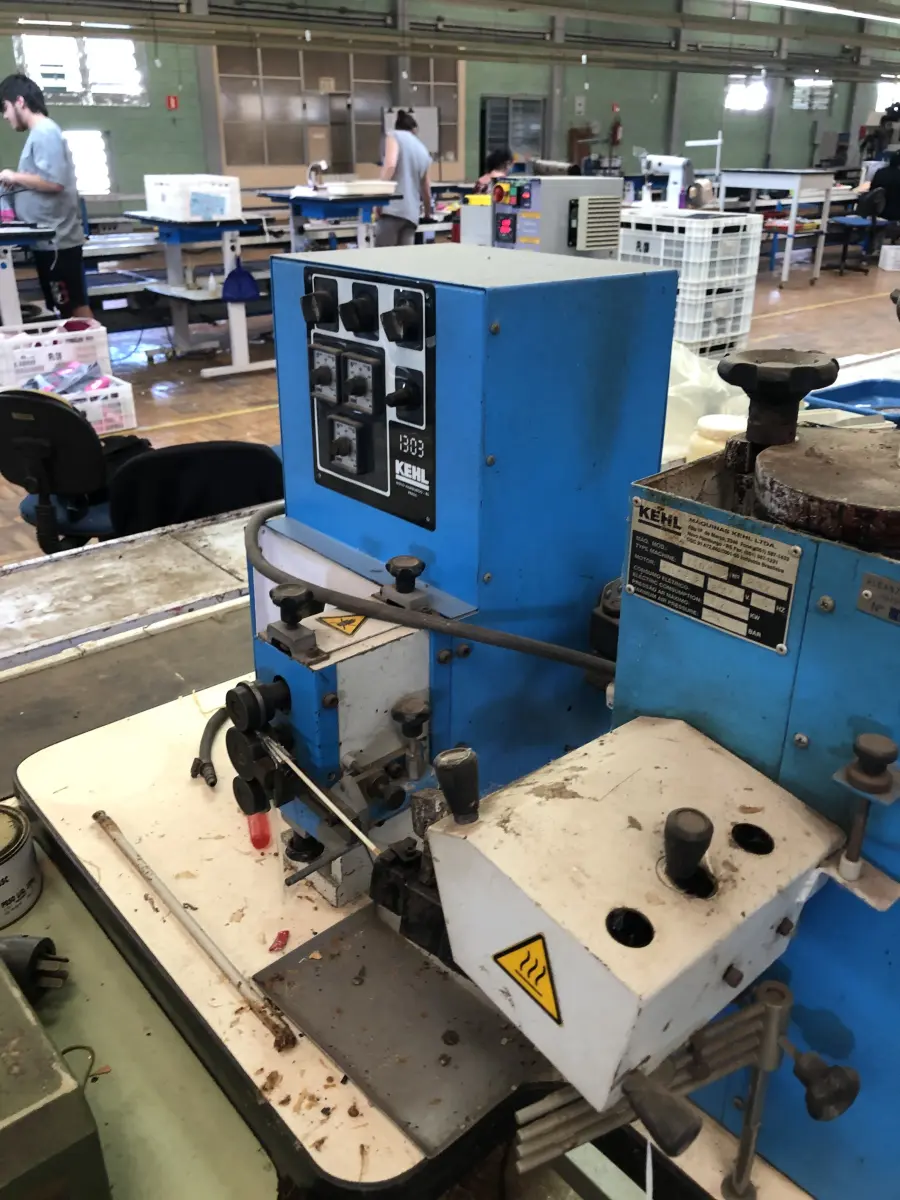 LOTE 338 - Máquina de passar cola