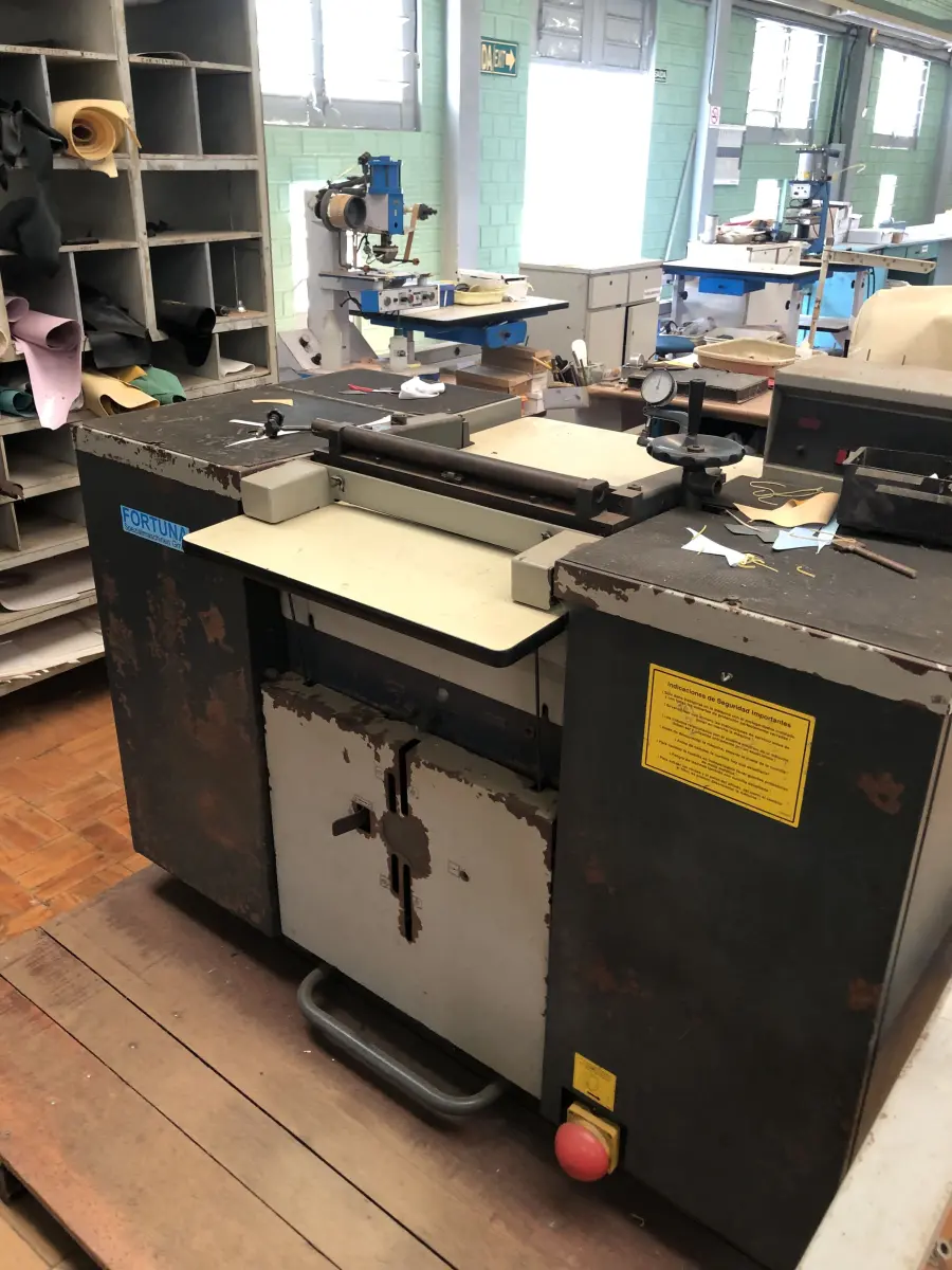 LOTE 305 - maq de dividir couro