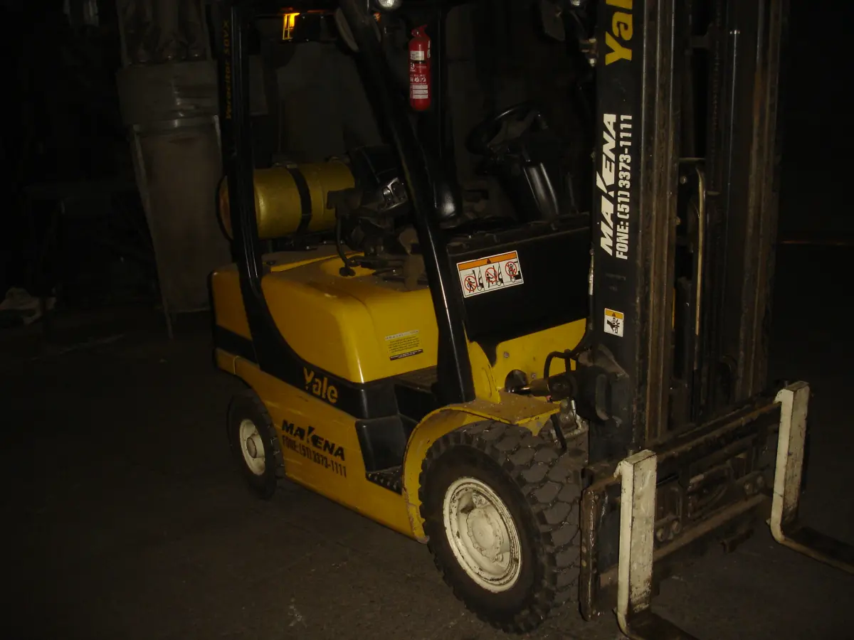 LOTE 041 - empilhadeira a gás marca Yale com o botijão