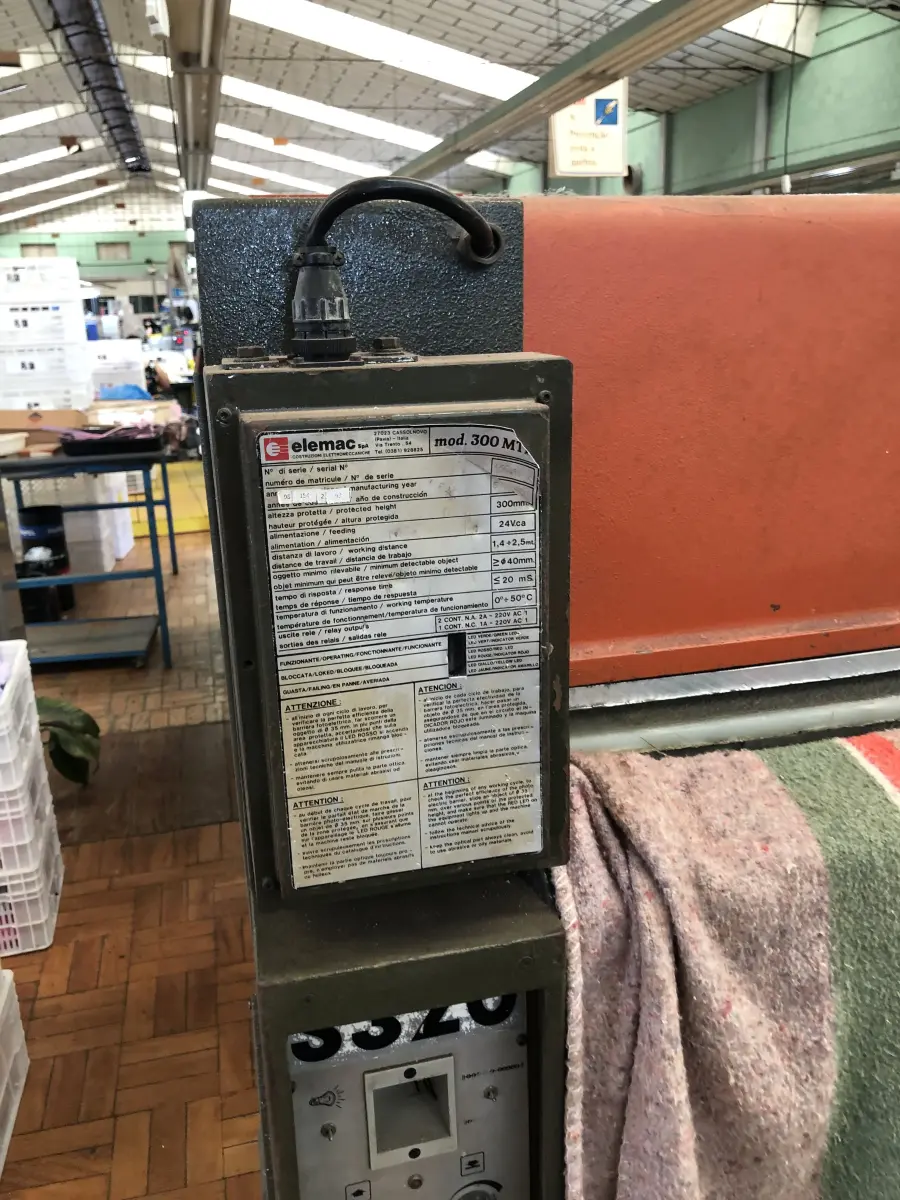 LOTE 252 - Balancim ponte  Atom Klein S320 com mesa de roletes