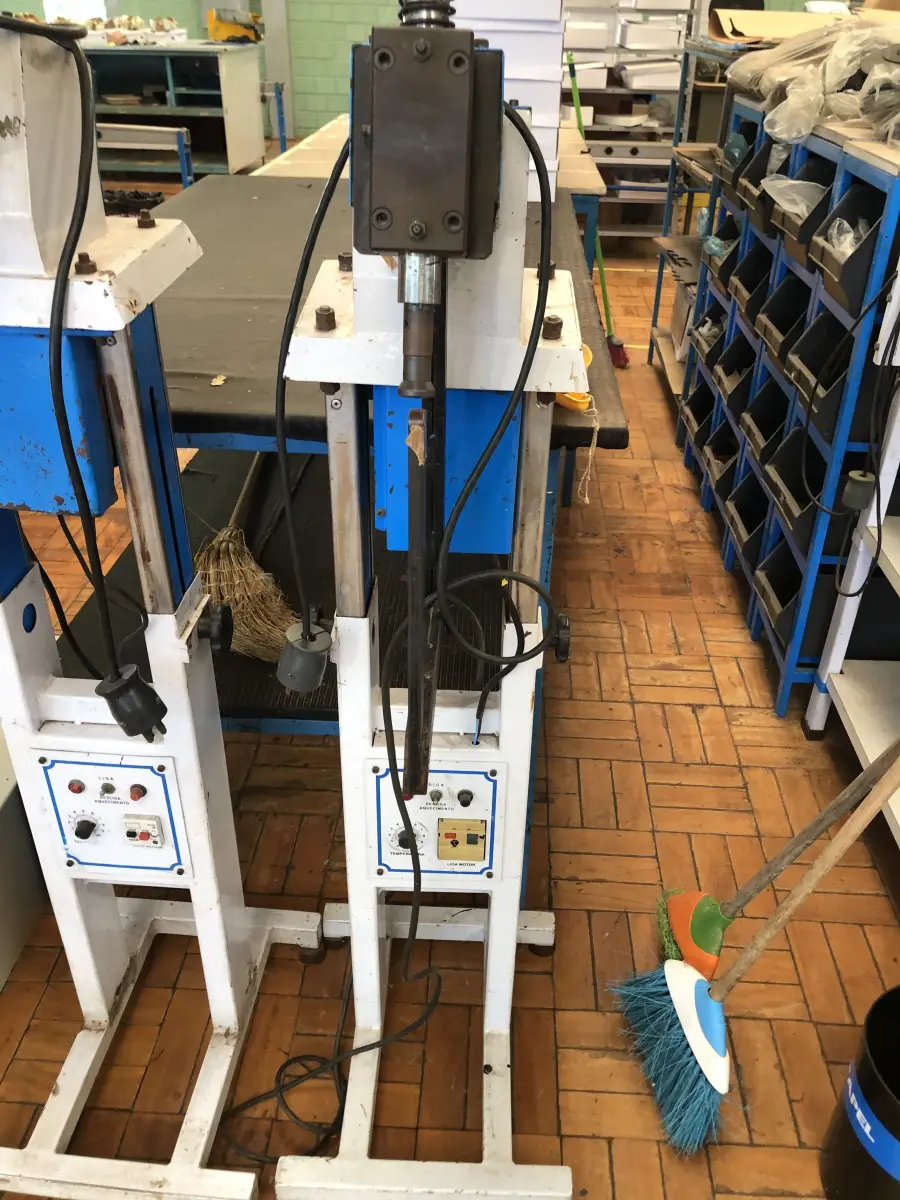 LOTE 268 - 2 Máquina rebater costura 