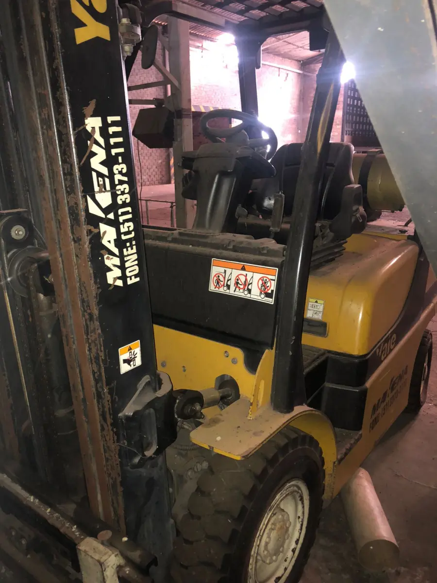 LOTE 041 - empilhadeira a gás marca Yale com o botijão