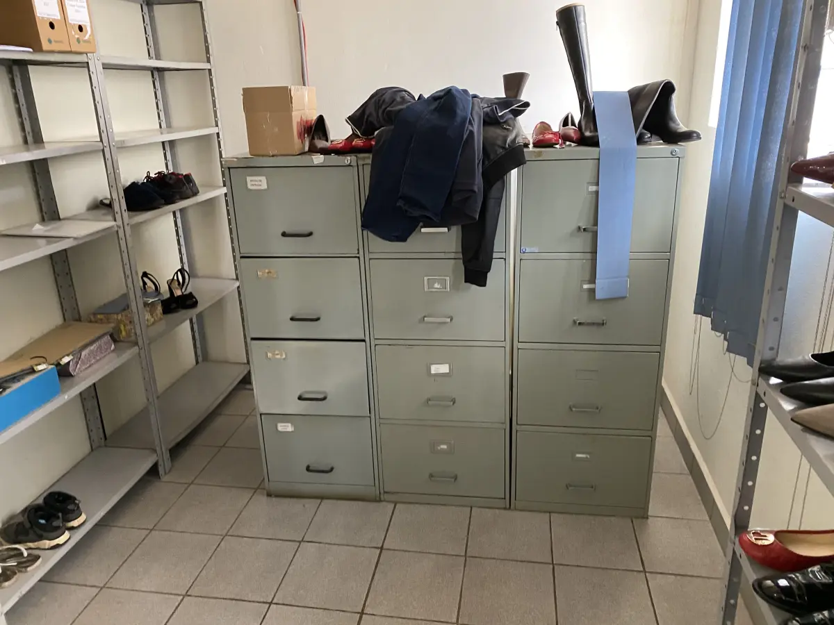 LOTE 507 - 3 arquivos de aço e prateleira