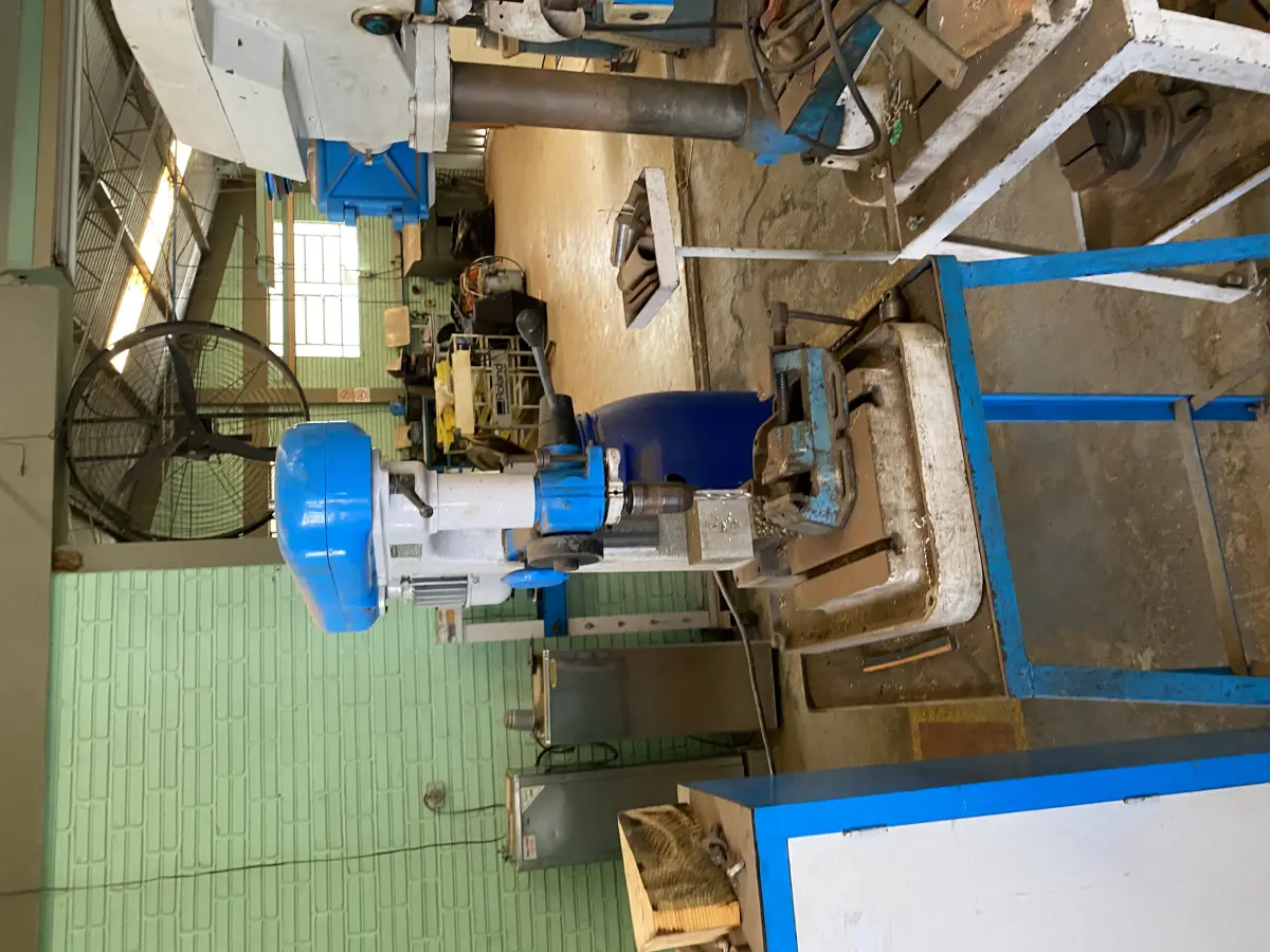 LOTE 469 - Furadeira de bancada azul 