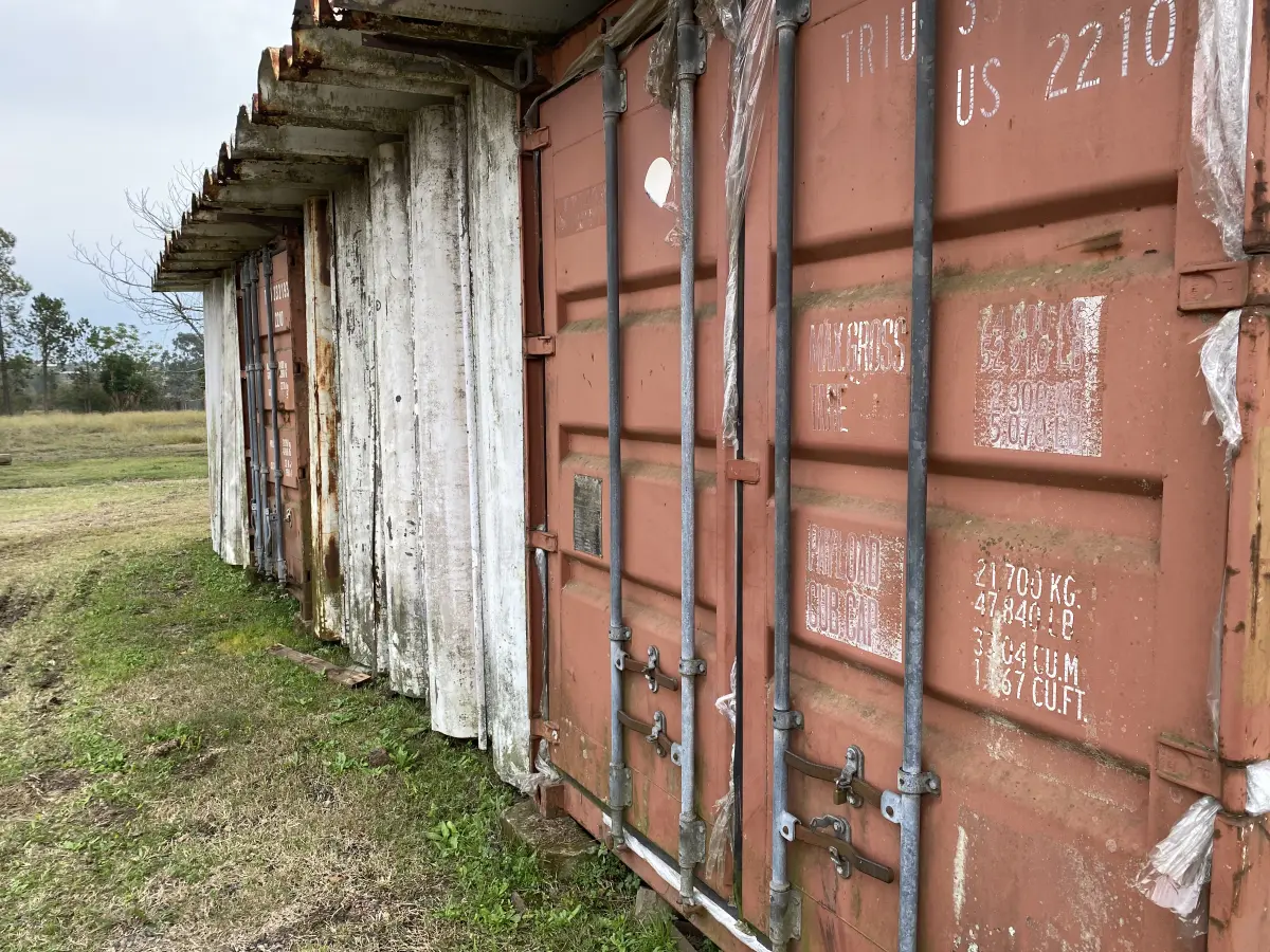 LOTE 073 - container metálico em mau estado com sucatas 20 pés