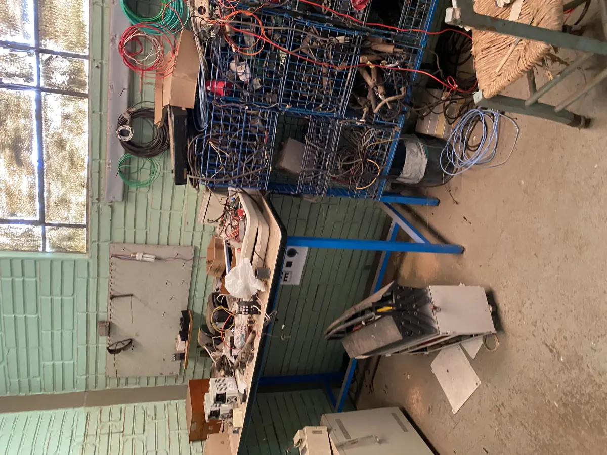 LOTE 455 - Bancada de teste e caixas de metal 