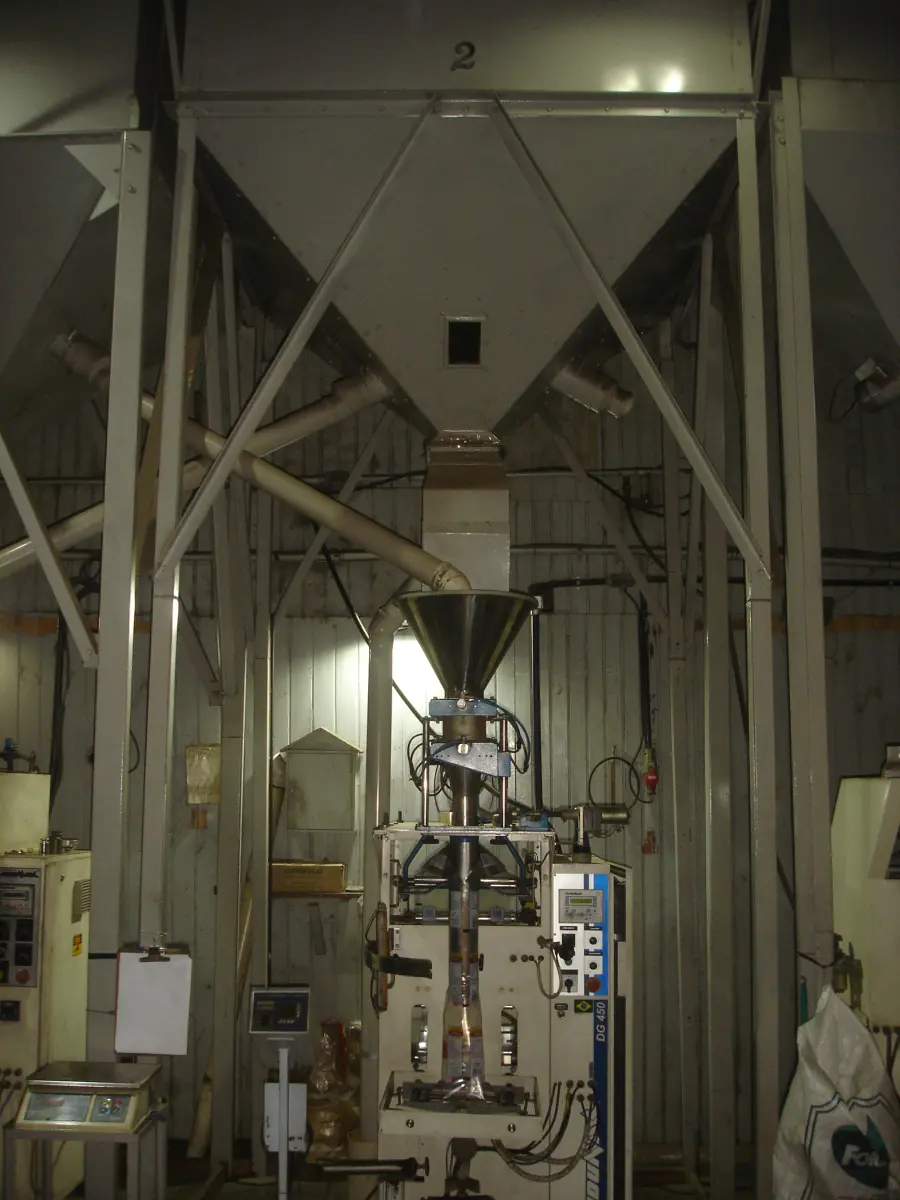 LOTE 029 - uma empacotadeira automática Indumak DG450 com silo grande num 2