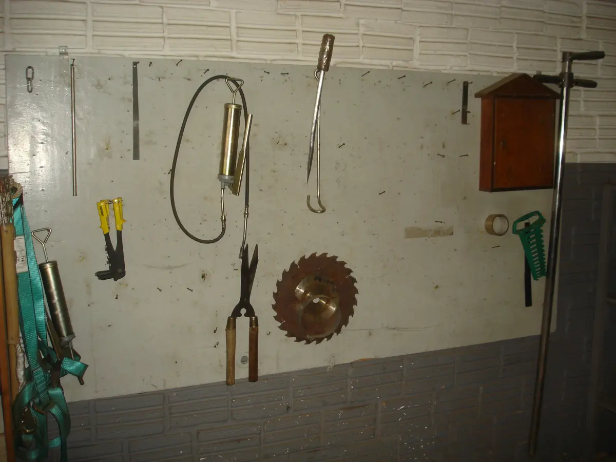 LOTE 052 - prateleira, armário em mau estado, armário de madeira, tintas e poucas ferramentas