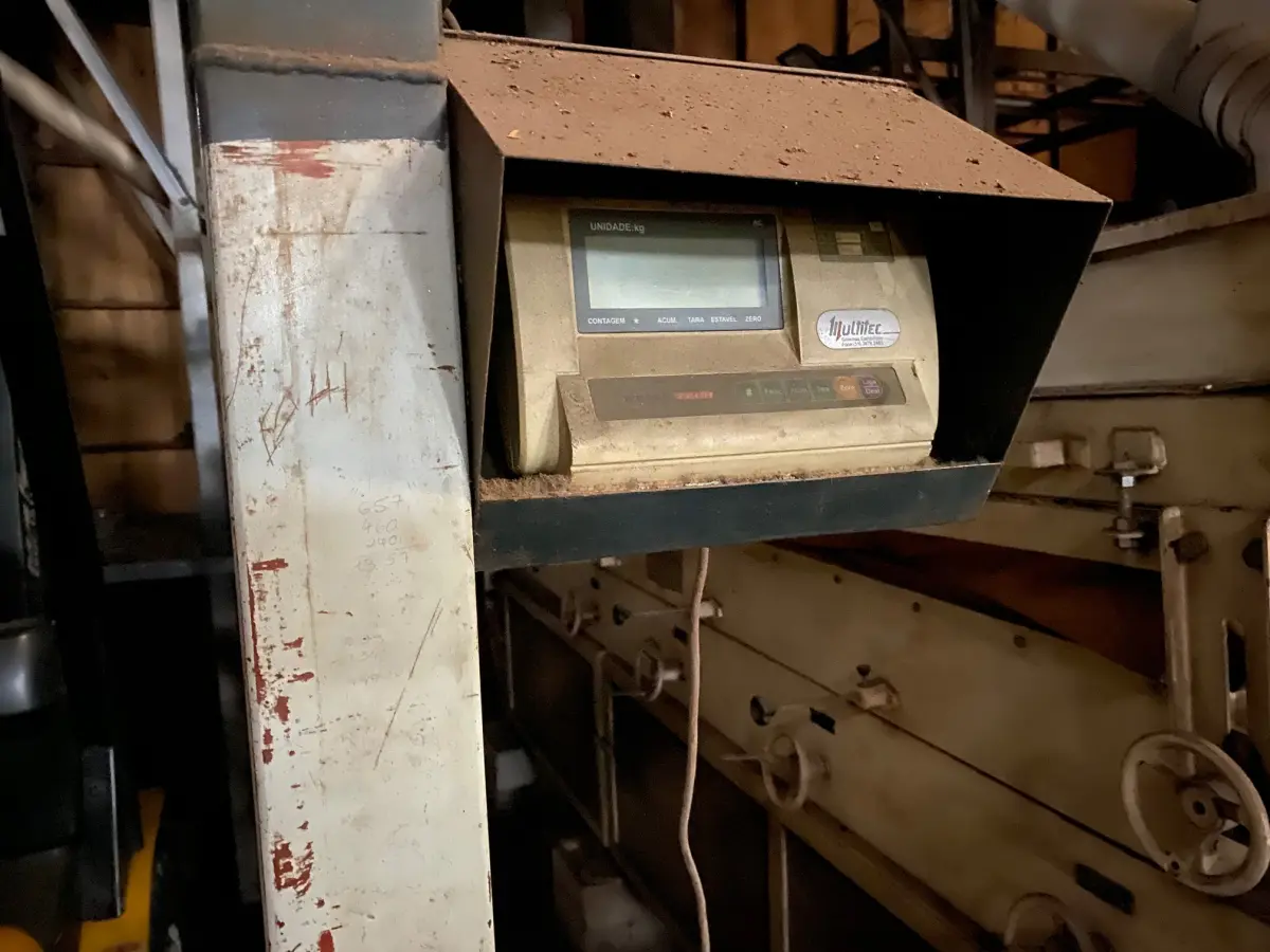 LOTE 042 - balança plataforma com rodinhas cor azul e visor eletrônico