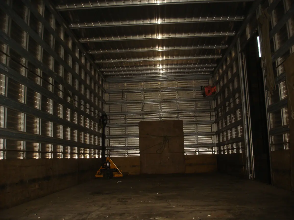 LOTE 047 - Caminhão Mercedes Atego 1719 ano 2012, pl ITY6474 cor branca com baú de metálico