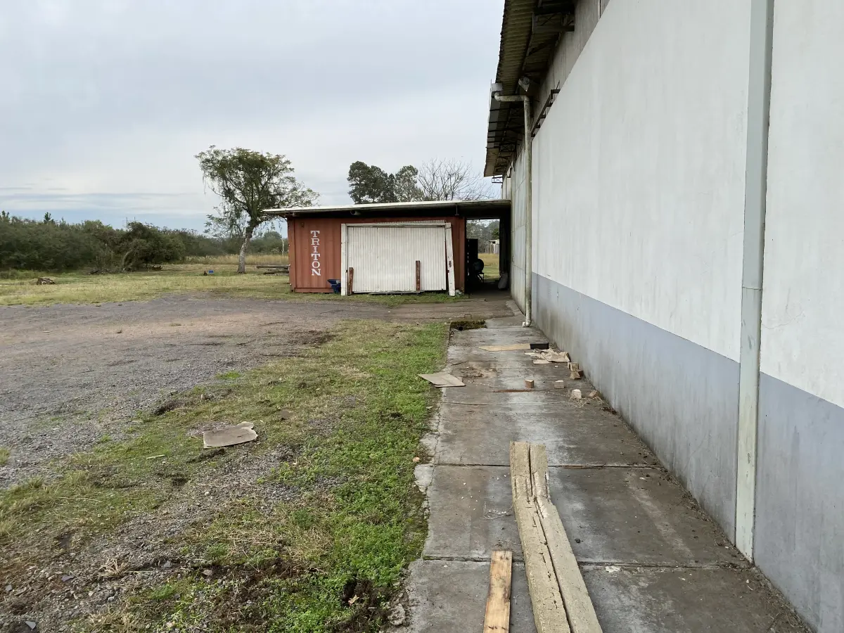 LOTE 074 - container metálico em mau estado com sucatas 20 pés