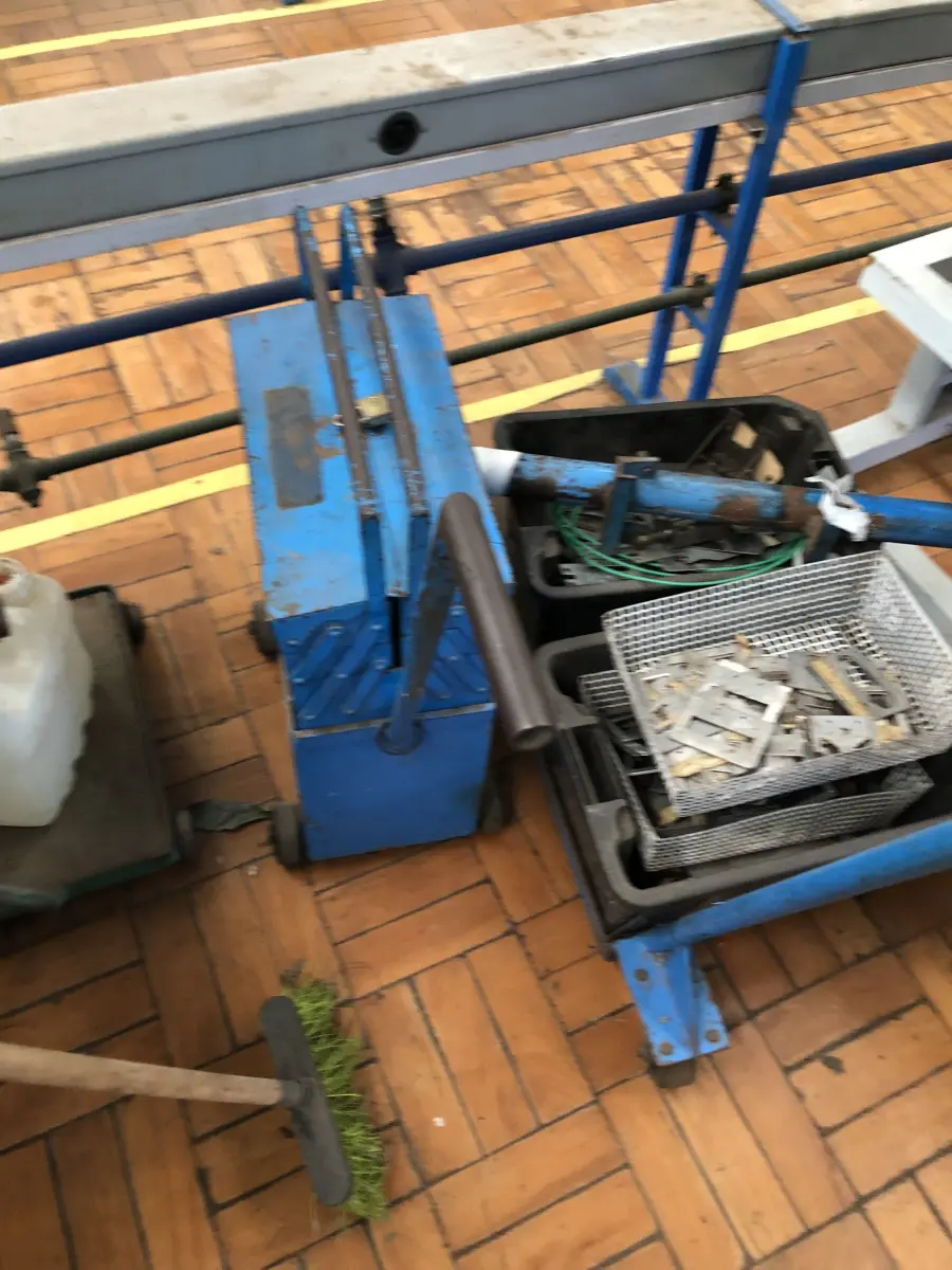 LOTE 392 - Carrinho de mecânico, caixa de fermentas, bancada e carrinho 