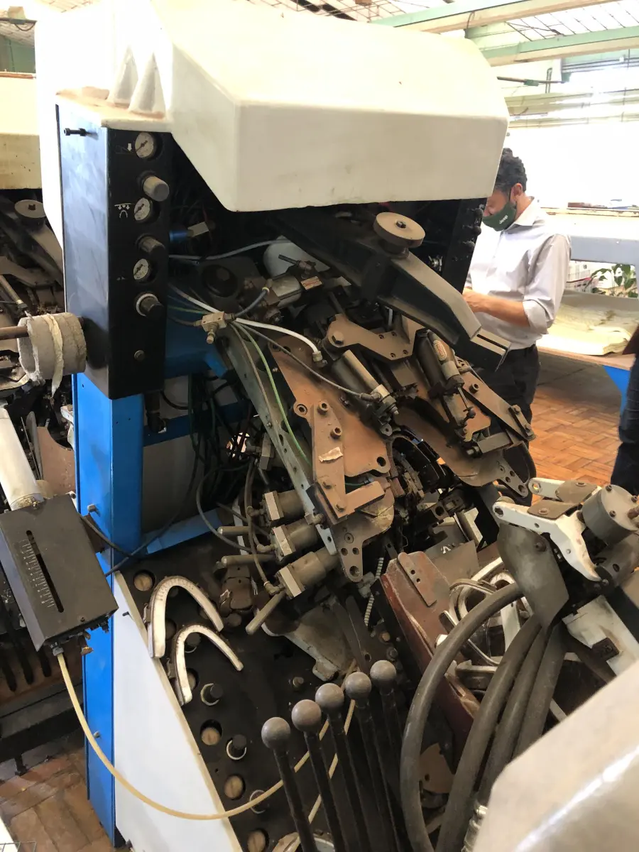 LOTE 352 - Máquina de montar bico