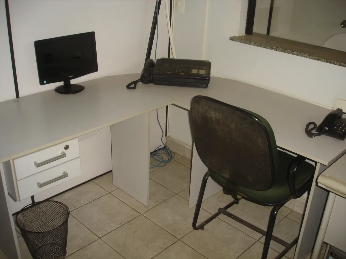 LOTE 003 - mesa cor cinza em L