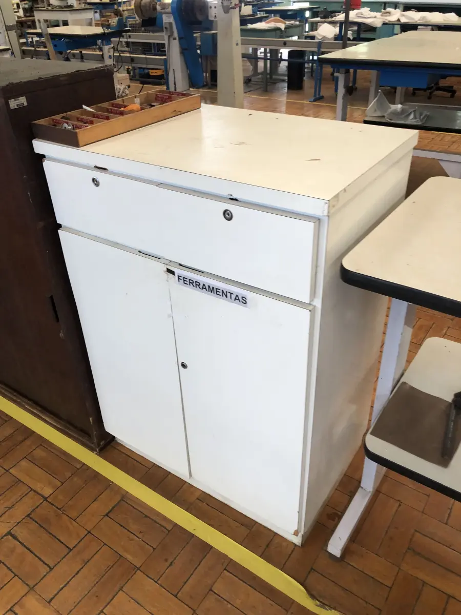 LOTE 270 - 2 mesas e 2 armários 