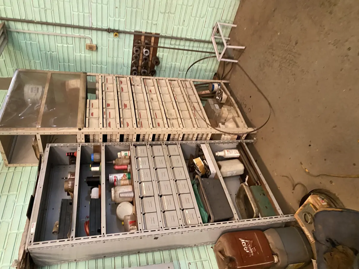 LOTE 450 - 2 prateleiras gaveteiro 