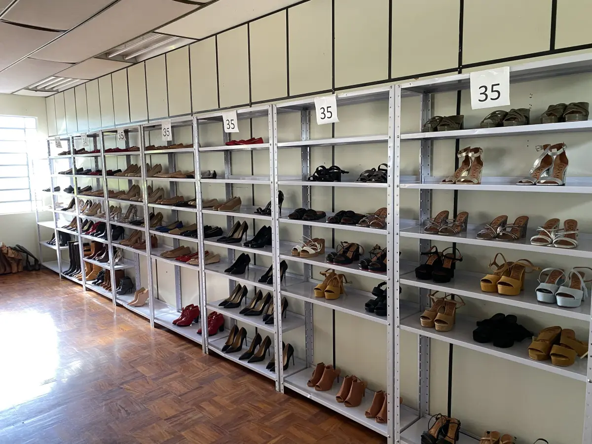 LOTE 520 - Lote de prateleiras de metal, 2 cadeiras 