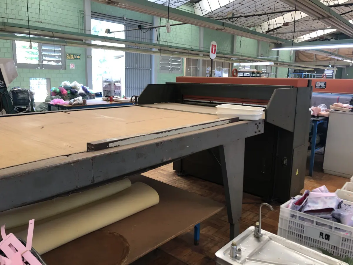 LOTE 252 - Balancim ponte  Atom Klein S320 com mesa de roletes