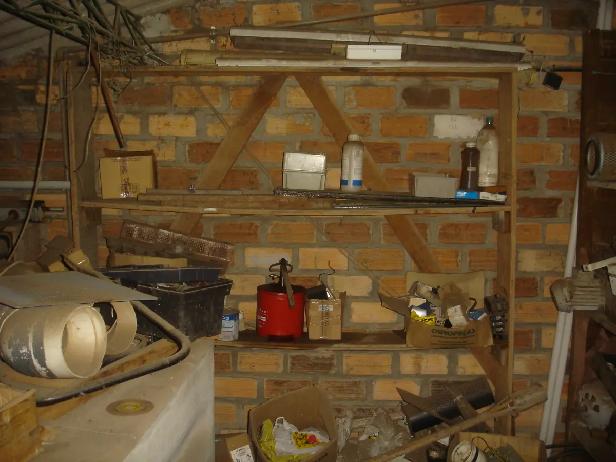 LOTE 059 - lote com peças de maquinas, carrinho de mão, tubos, motores, correias, ventilador de pedestal, sucatas diversas, prateleira com peças, polias, etc.