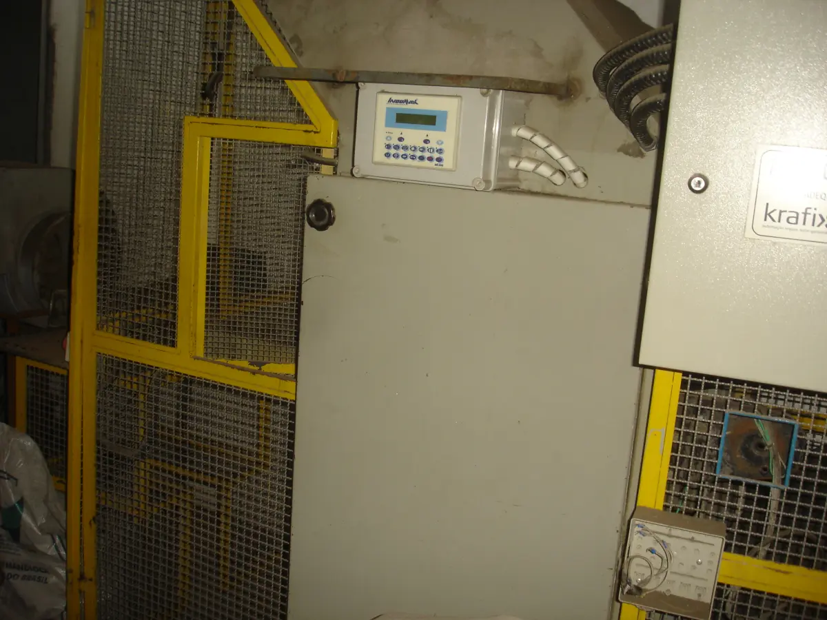 LOTE 056 - enfardadeira Indumak incompleta com NR12