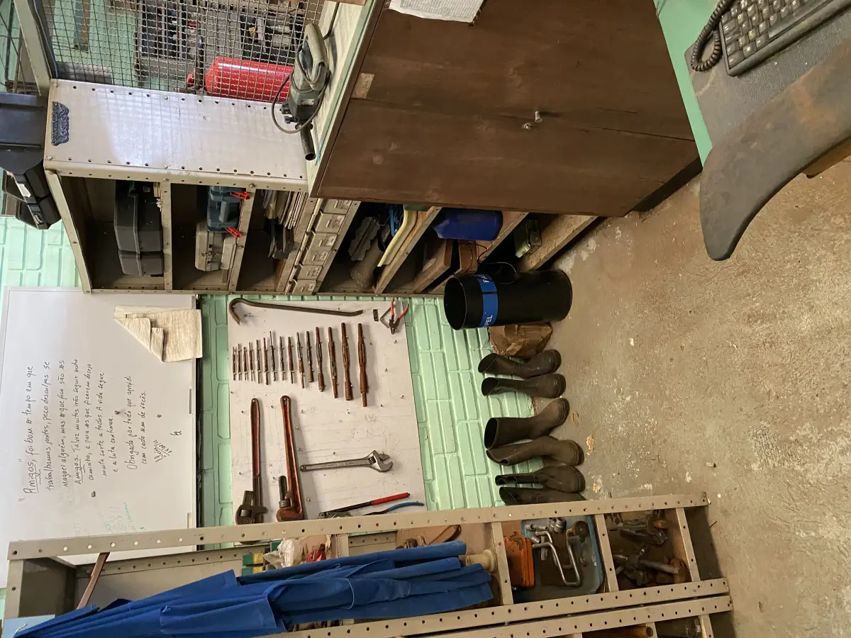 LOTE 463 - 2 prateleitas com peças e bancada 