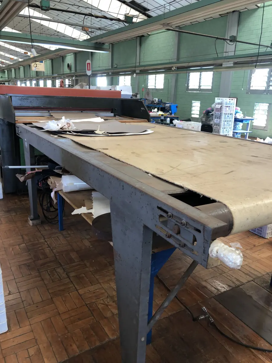 LOTE 251 - Balancim ponte Atom Klein 300MTH com mesa de roletes