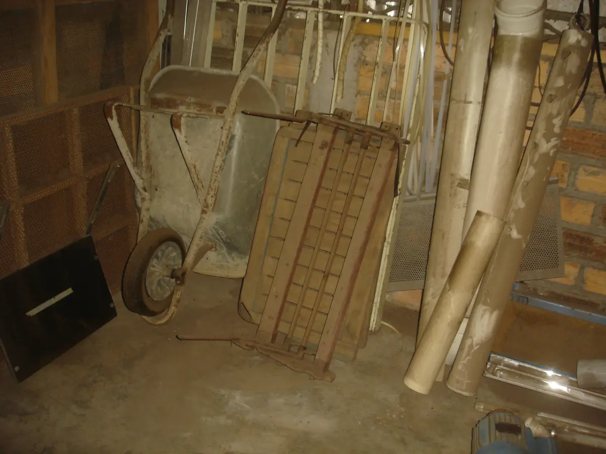 LOTE 059 - lote com peças de maquinas, carrinho de mão, tubos, motores, correias, ventilador de pedestal, sucatas diversas, prateleira com peças, polias, etc.