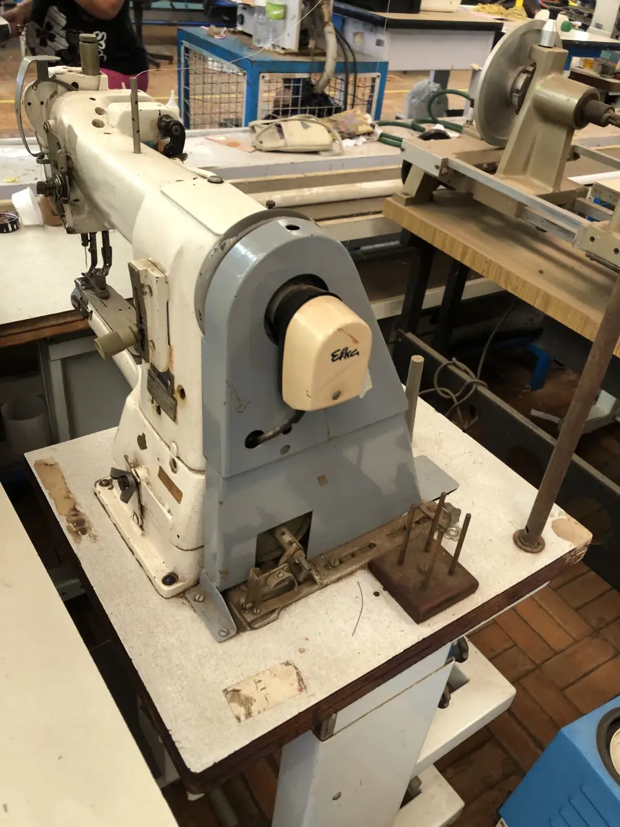 LOTE 327 - 3 máquinas de costura Pfaff