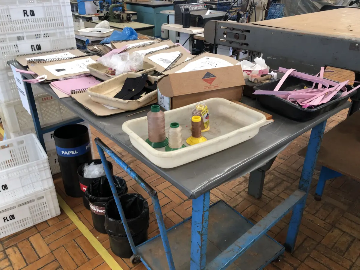 LOTE 253 - 2 bancadas de trabalho 