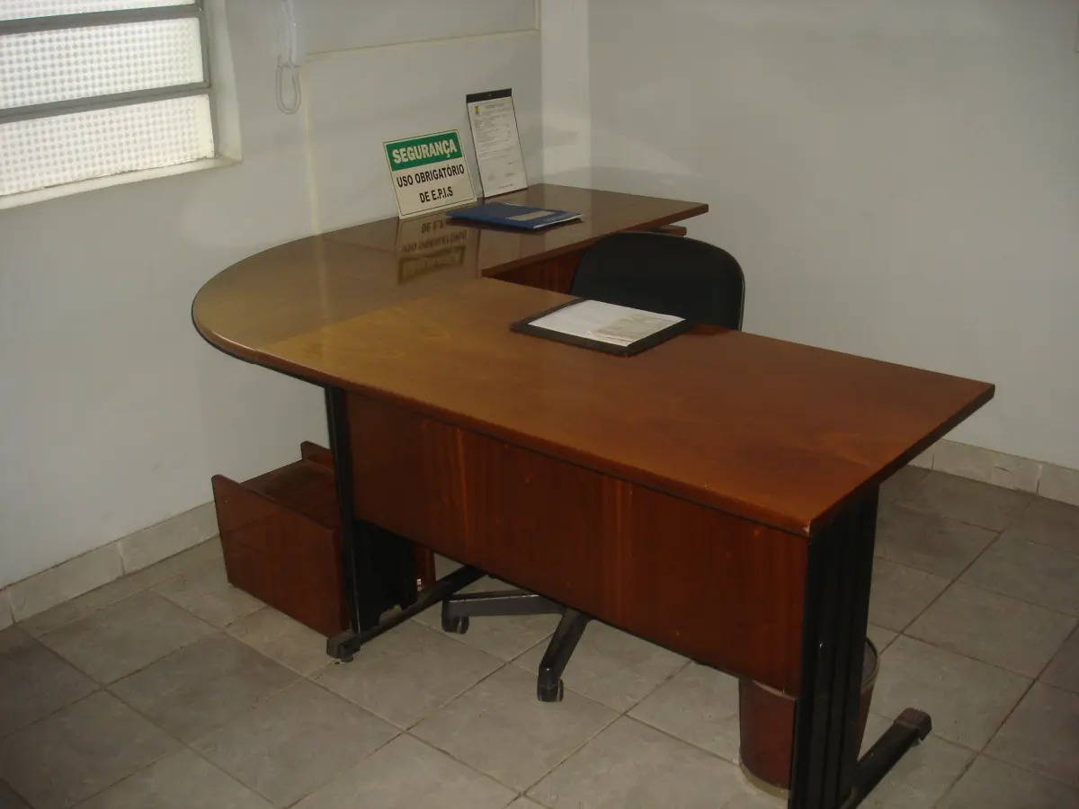 LOTE 010 - mesa de escritório em L cor marrom com uma cadeira giratória preta