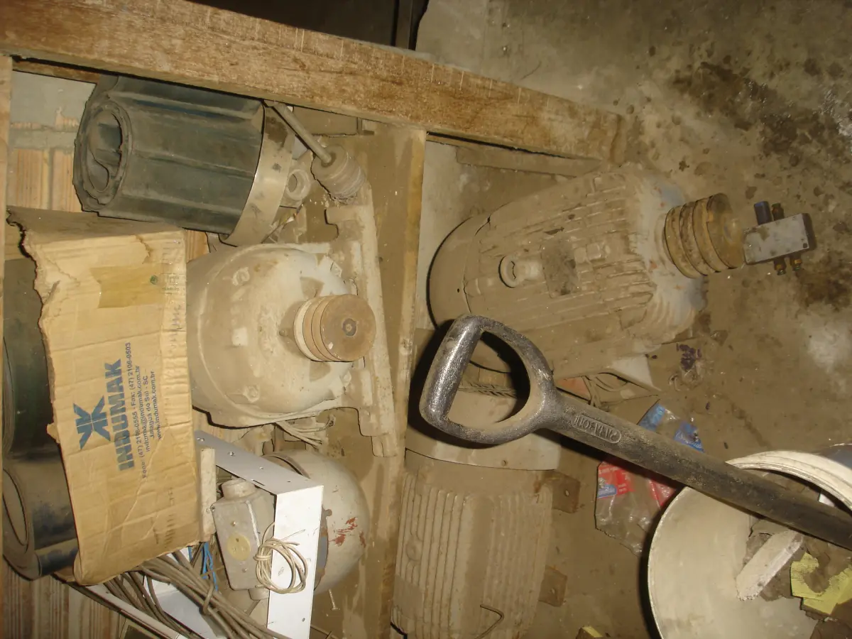 LOTE 059 - lote com peças de maquinas, carrinho de mão, tubos, motores, correias, ventilador de pedestal, sucatas diversas, prateleira com peças, polias, etc.