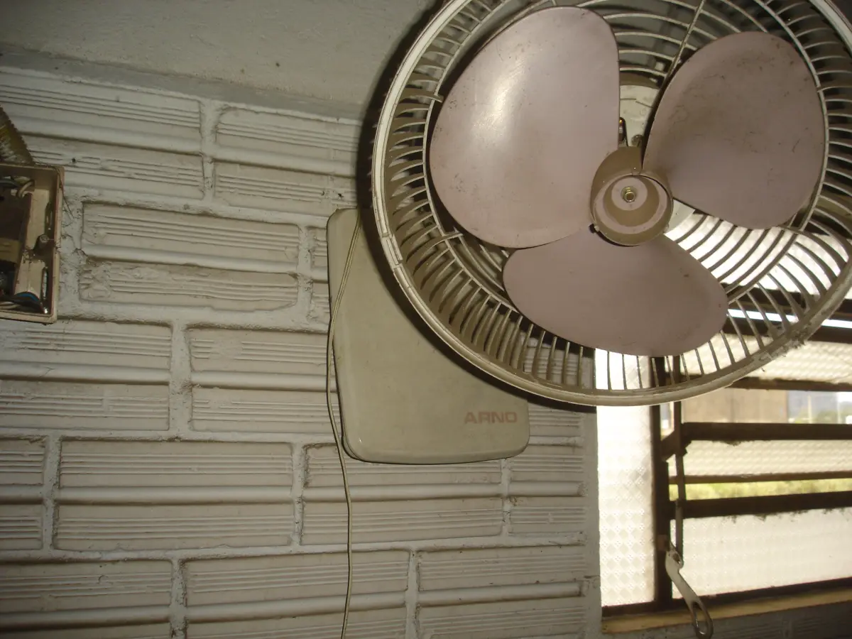 LOTE 050 - ventilador de parede de plástico