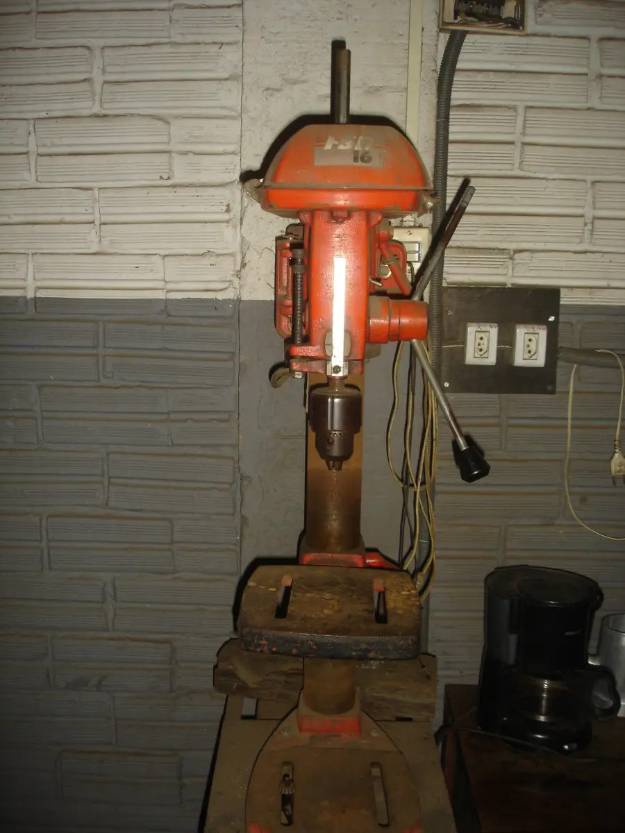 LOTE 049 - uma furadeira de coluna cor vermelha