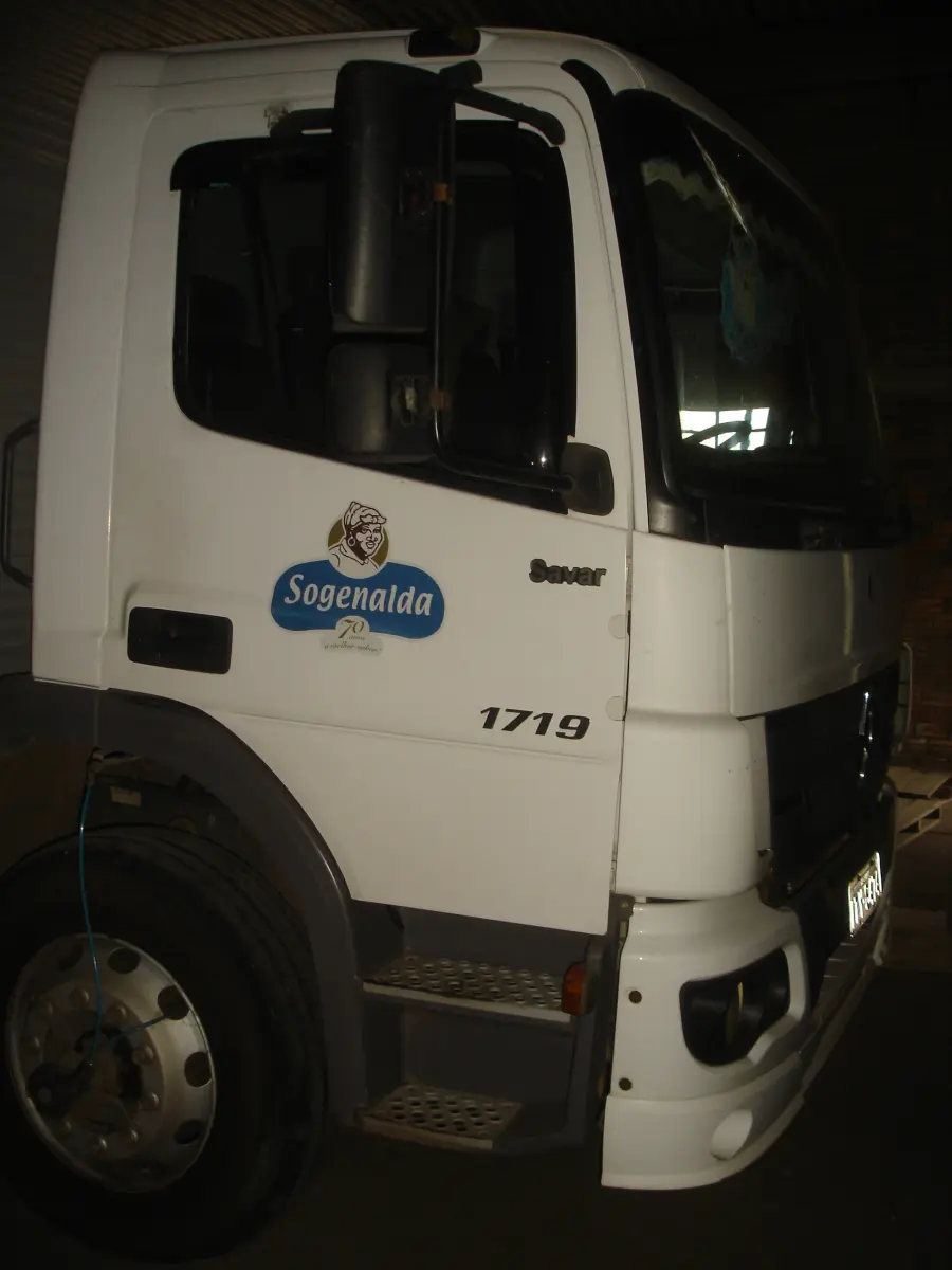 LOTE 047 - Caminhão Mercedes Atego 1719 ano 2012, pl ITY6474 cor branca com baú de metálico