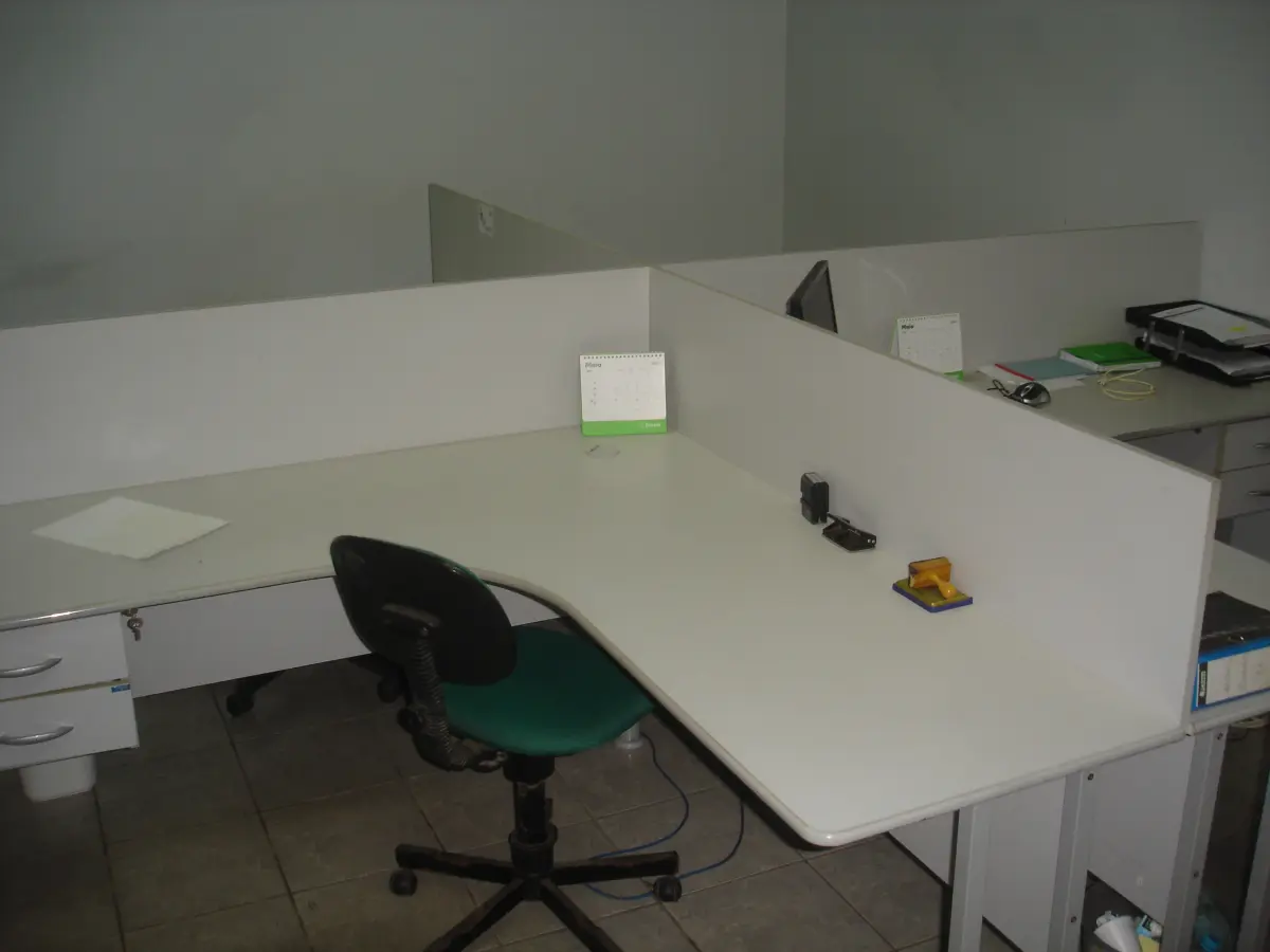 LOTE 015 - ilha de mesas com 4 estações de trabalho e 4 cadeiras 