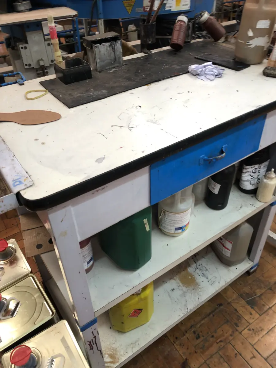 LOTE 265 - 4 mesas para máquinas, prateleira de metal, bancada inspeção, caixas metálicas  