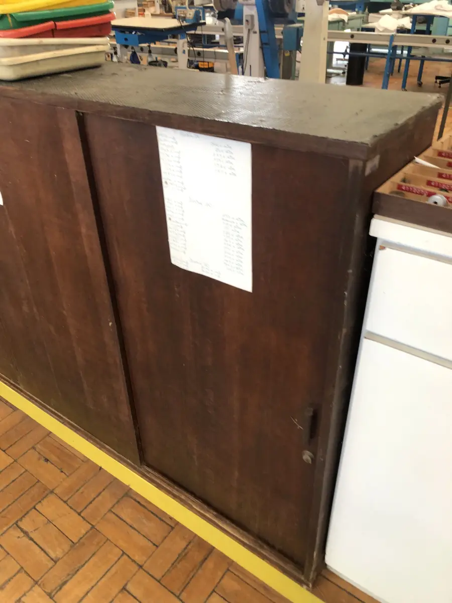 LOTE 270 - 2 mesas e 2 armários 