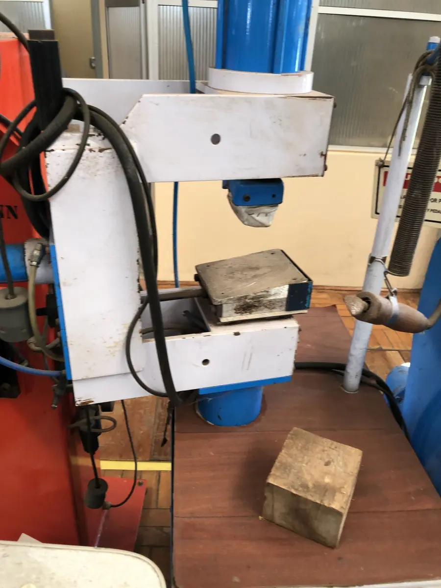 LOTE 387 - 2 prensas