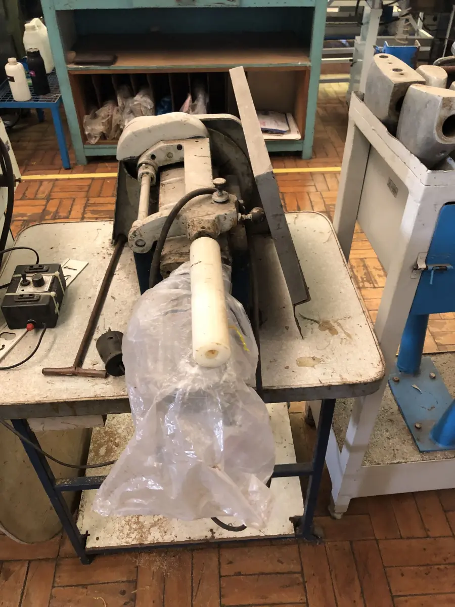 LOTE 368 - Máquina de passar cola