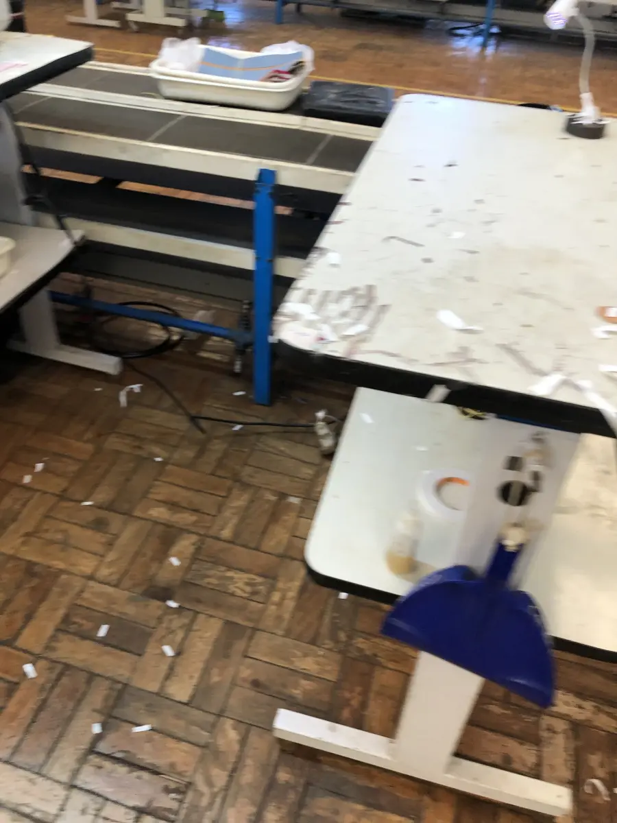 LOTE 241 - 4 mesas para máquinas