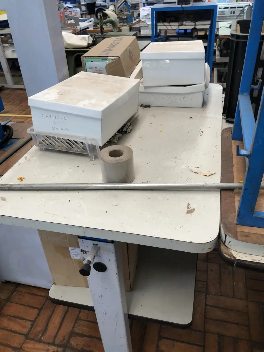 LOTE 379 - 2 mesas para máquinas