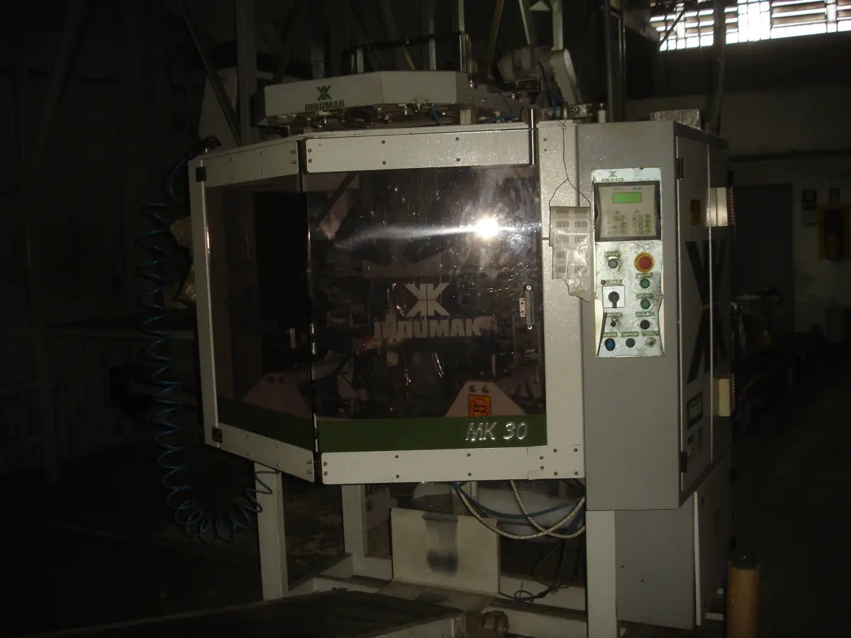 LOTE 032 - uma maquina de enfardar Indumak MK30
