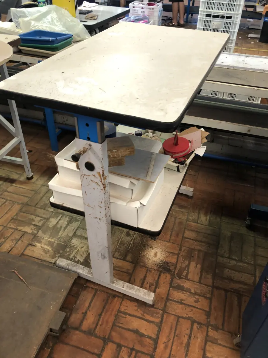 LOTE 334 - Mesa para máquina