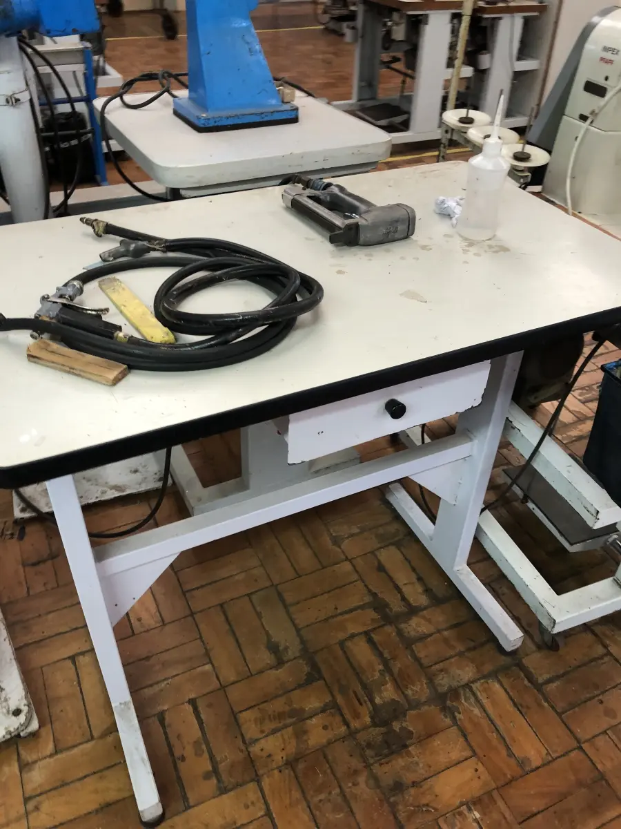 LOTE 331 - 2 Mesa para máquina 