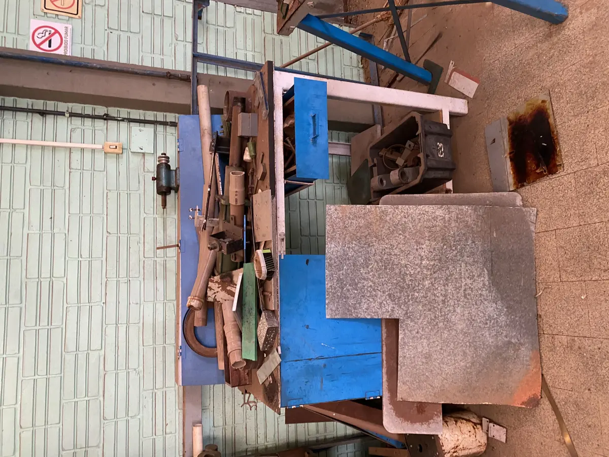 LOTE 476 - Lote de armarios, prateleiras, bancada 