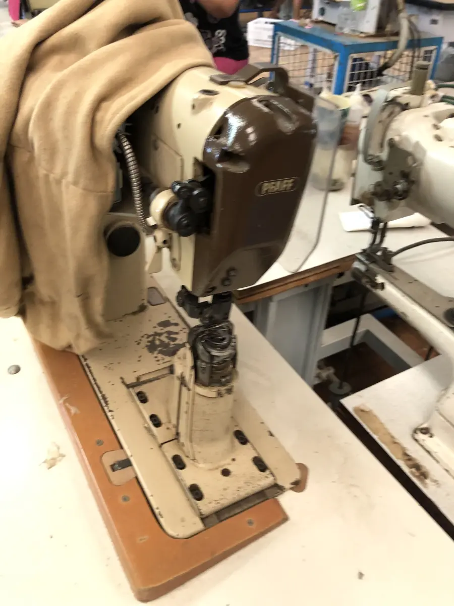 LOTE 327 - 3 máquinas de costura Pfaff